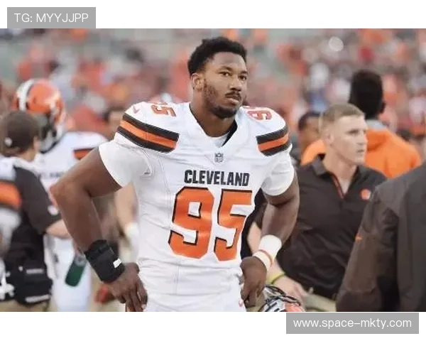 第三节关键擒杀：加雷特突袭压迫导致对方四分卫仓促出球