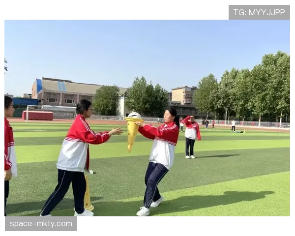 “足球嘉年华”活动在济南举行,吸引数千名小球迷参与